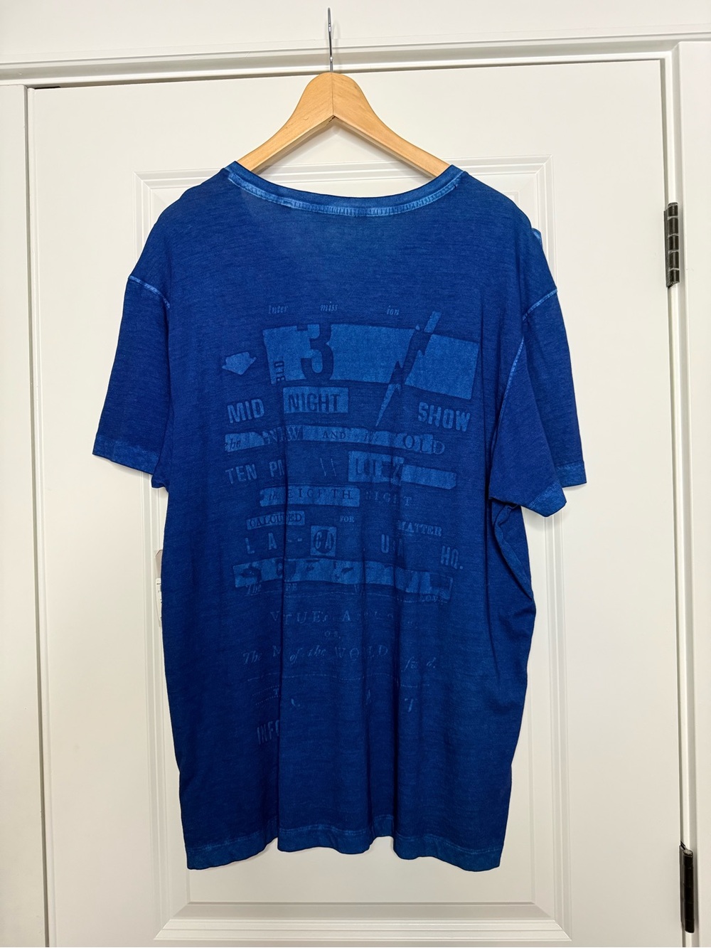 GUESS Men’s Short Sleeve V-Neck Tee in Royal Blue - Picture 3 of 5